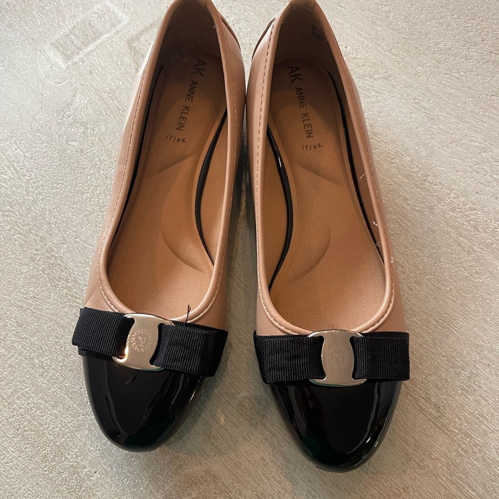 Anne Klein Black and Tan Flats with Bow - Picture 2 of 4